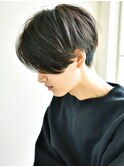 アッシュブラック前下がりセンターパート　刈り上げ