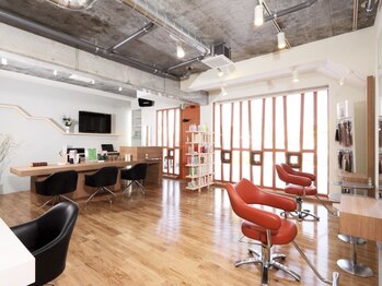 美容室ブルーム(BLOOM)の写真/【石狩手稲通り沿い】陽だまりのような心地よい空間はゆったり寛ぎ空間♪[手稲/駐車場有]