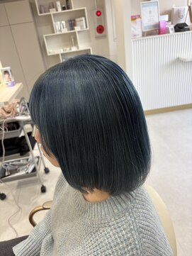 ルシエバイファブリック(Lucie by fabrique) 透明感ブルーグレージュ×艶ボブ