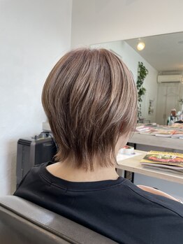 ヘア デザイン 虹いろのはさみの写真/白髪と共におしゃれを楽しむ♪白髪が多いほど透明感アップ！ダメージを最小限にケア+カラーで艶髪に♪