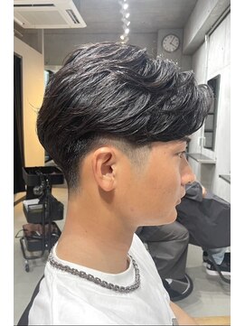 ブルニール 心斎橋(BLEUNIR) ニュアンスパーマ　センターパート　刈り上げ　ビジネスヘア