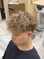 グルーマーズトウキョウ(GROOMER/S TOKYO)&nbsp;スペインカール　ハイライト　フェード　海外風　メンズパーマ
