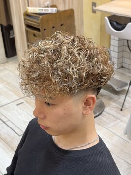 グルーマーズトウキョウ(GROOMER/S TOKYO) スペインカール　ハイライト　フェード　海外風　メンズパーマ