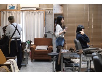 ワンダーヘアーグルーミング(WANDER Hair grooming)の写真/アメリカのおうちのような、落ち着く店内。あなたの行きつけサロンを三軒茶屋WANDERにぜひ。