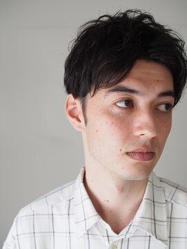 エラ(ELLA) アップバングで爽やかショートスタイル