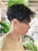 前下がりセンターパートスパイラルパーマ