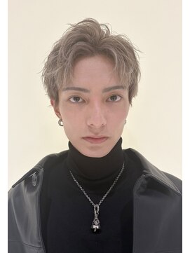 モードになじむ軽やか束感ニュアンスショートスタイル