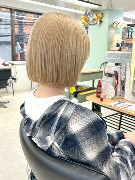 ヒビヲ 天神警固(HIBIO) ショートボブ切りっぱなしボブタッセルボブブリーチダブルカラー