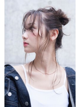テイラー(Taylor) [Taylor]  ☆ナチュラルブラウンxお団子ヘア