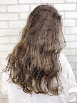 ヴィムヘアー 金城店(VIM hair)の写真/大人女子の悩み解決テクニック。脱白髪染め！デザインカラーで透明感あるStyle[ブリーチ/イヤリングカラー]