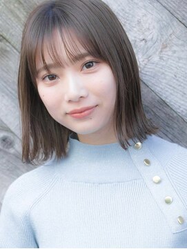 ルティア(Lutia) グレージュカラー  外はねボブ