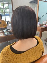 【酸性ストレート】でダメージを最小限に抑えながら美しいストレートに。