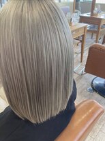 アズヘアー 北野田店(A'z hair)&nbsp;艶ストレート×シルバーアッシュの攻めすぎない上品ハイトーン