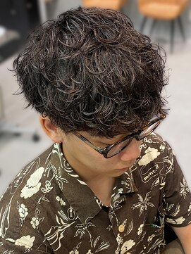 シャルムバイケンジ(Charm.by KENJE) メンズパーマ波巻きツイストスパイラル刈り上げセンターパート