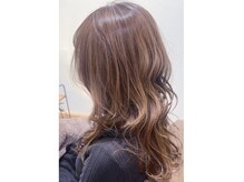 上品に揺れる艶ベージュカラー