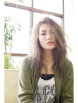 ソラ(sora) 野暮ったさのあるウェーブが新鮮な大人ロング