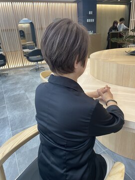 リファインド(REFINED) トップのボリュームしっかりショートx白髪ぼかしカラー　　村田
