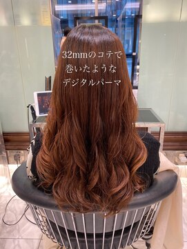 アピッシュ ギンザ(apish ginza) tomo apish独自の大きなウェーブカールのコテ巻きデジタルパーマ