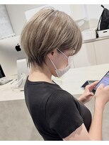 アンダーバーホワイト(_WHITE)&nbsp;［なんば］耳掛けショート/マッシュ/くびれショート