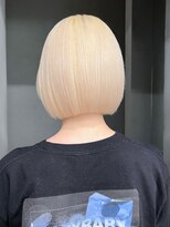 ボブおくれ毛美髪ミディアムホワイトブロンド_ba547241