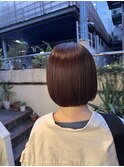 オレンジブラウンカラーとぱつっとボブ
