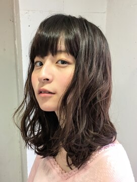 チェルシー 表参道 学生限定　ミディアムには「大きめ波浅め」のエアウェーブ