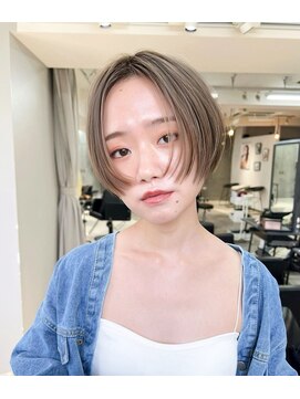 ヴェイン 渋谷(vain) 顔周りレイヤー センターパート 透明感ベージュ