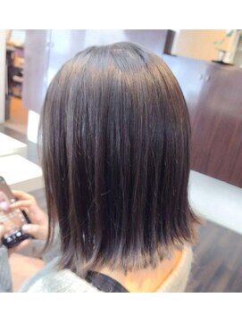 エノモト(ENOMOTO) グレージュ×ぱっつんボブ 切りっぱなし外ハネレイヤーカット