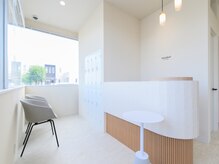 アンレーベル(Unlabel)の雰囲気(受付も白を基調としたタイル調のカウンターになります◎)