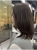 ツヤ髪オリーブベージュ×ミディアムレイヤーカット【CHICA】