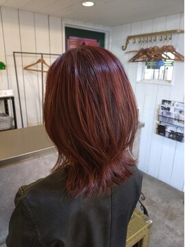 ルビーレッド／くびれ／ミディアム／ブリーチなし