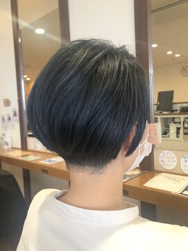 ジッカジッカ(Jicca Zicca) 女性でも似合う刈り上げショート