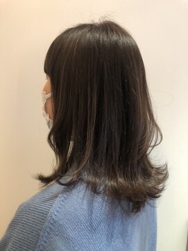 アクアブルー エスト(ACQUA BLUE est.) 外ハネミディアムスタイル