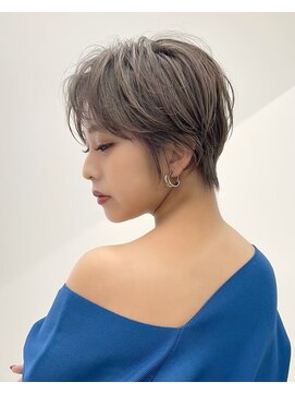 イヴォークトーキョーオーサカ(EVOKE TOKYO osaka) 抜け感 くびれショート パーソナルカラー ベージュ 透明感