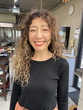 ナループロアオハナ(Nalu pu loa ohana) スパイラルパーマ/ブリーチパーマ/ロングパーマ/原宿/海外風ヘア