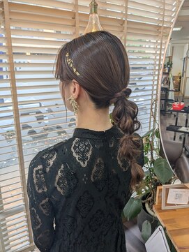 ブライト(bright) タイト×ゆるふわ編みおろしポニー