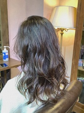 美容室 フィックス ナチュラルなハイライト & ベージュカラー