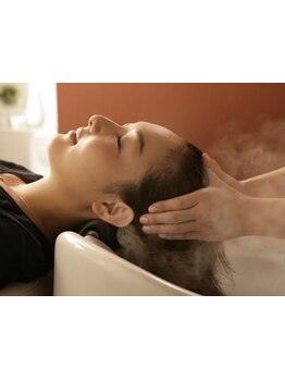 頭皮の汚れを落とし、髪質改善が叶う♪コリをほぐし、頭皮ケア効果も期待できるヘッドスパです◎