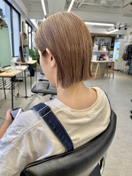 ヒビヲ(HIBIO) ショートボブ切りっぱなしボブタッセルボブミルクティーベージュ