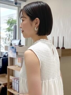 凛と輝くミニマルボブ／能勢電鉄絹延橋