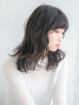 ルティア(Lutia) ミディアムレイヤー、ナチュラルブラウン、ゆるふわ巻き