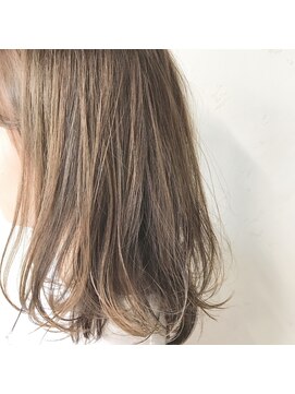 ネイヴィル(navile) ミルクティーベージュ×外ハネワンカールミディアム