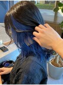 外はねミディアムボブインナーカラーネイビー青系ブラック系