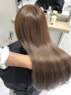 ヨロ 小岩(YOLO) ミルクティーグレージュハイライトケアブリーチレイヤーカット