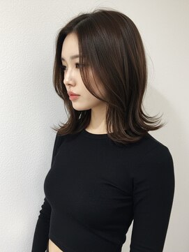 シア(XIA) くびれミディ/外ハネ/センターパート/かきあげバング/金山