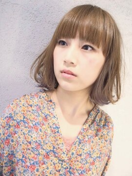 ドォール(d'Or) 透明感ベージュに映えるアクセントカラーボブ