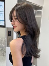 ★ブリーチを使用せず、透明感あふれるオリーブグレージュカラー。動きを引き立てるレイヤーカット