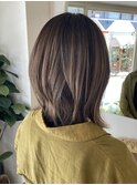 カーキグレージュ耳かけ外ハネミディアム20代30代ヘアスタイル