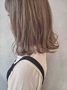 ベベ('BEBE) ボブ 切りっぱなし ブリーチ ベージュ ダブルカラー