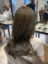 オリーブベージュ